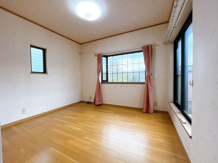 日当り良好の洋室!
明るい空間となっております。