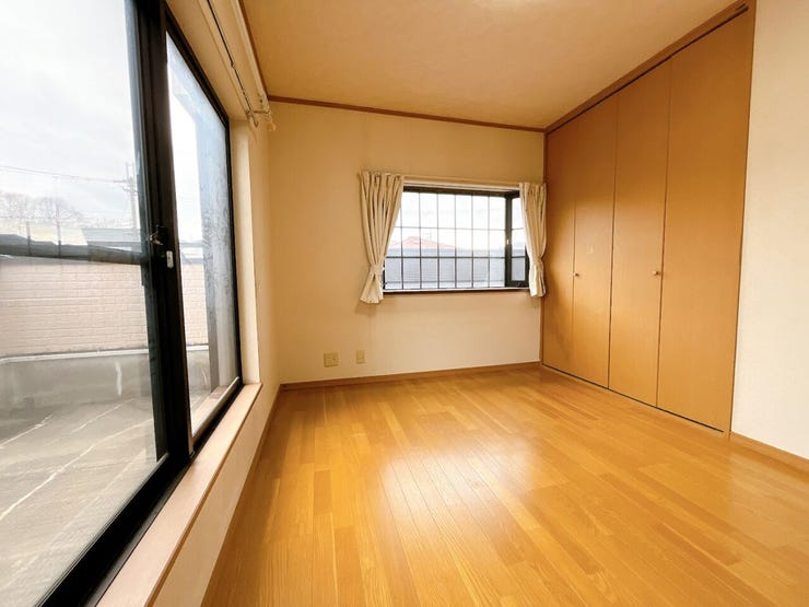 大きな窓から朝日が差し込み、目覚めのよい1日が迎えられそうです◎