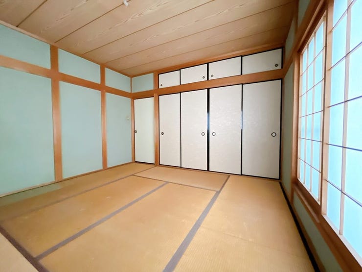 押入れがあり、布団などもたくさん収納できます◎