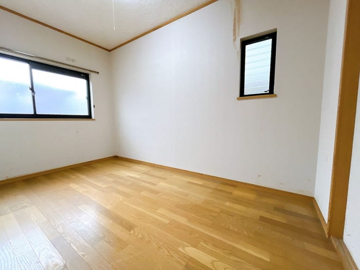 光をたっぷり取り込める窓があり明るい室内です◎