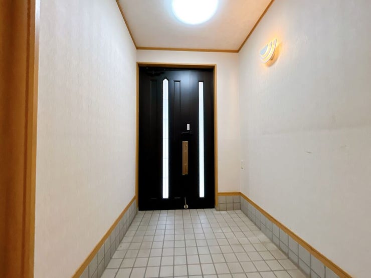 スリット窓付きドアで明るい玄関です。