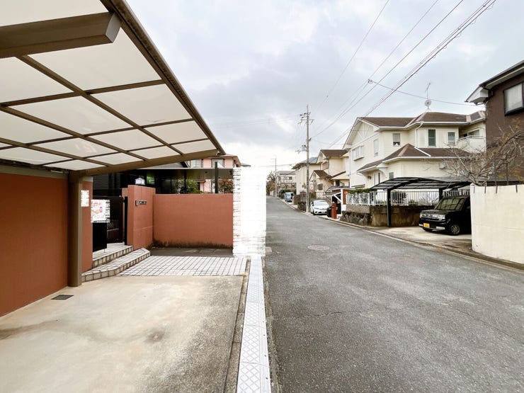 広々とした前道で車の出し入れもスムーズにできます。