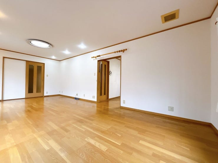 家具を配置しても広さを感じられる、ゆとりのあるLDKです。