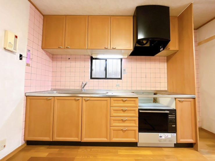 上部にも収納があり食器等を収納できます◎