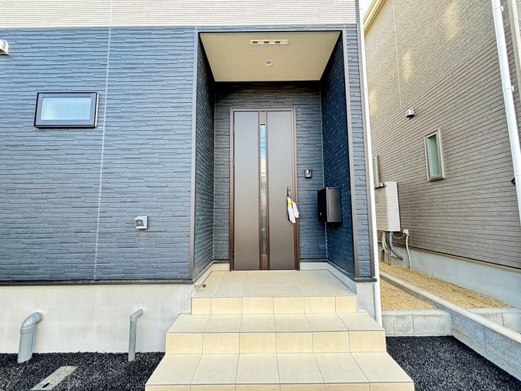 雨の日も安心して出入りできる玄関空間。生活の利便性にこだわった設計です。