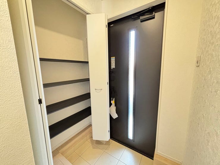 収納付き玄関で、靴や小物もすっきり整理。いつでも片付いた印象に♪