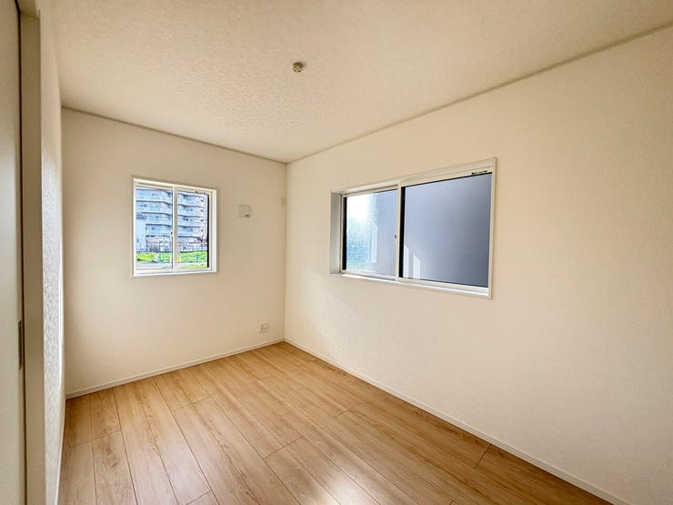 1F 洋室(5帖)
リビング横のクローゼット付き洋室は、来客用やテレワーク用にも最適です。