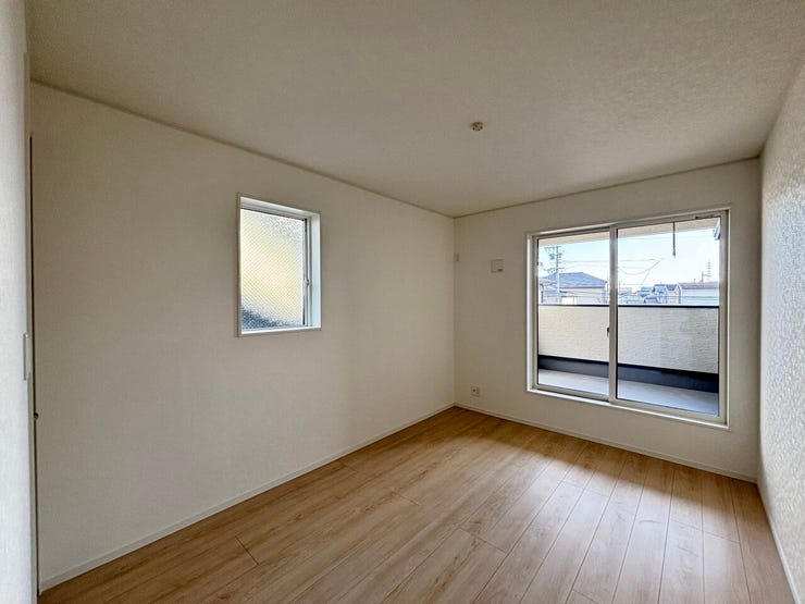 2F 南東洋室(6.5帖)
ウォークインクローゼット付きの洋室で、衣類や荷物もすっきり収納。お部屋を広く使えます。