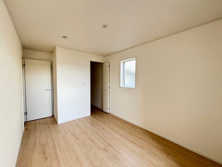 2F 南東洋室(6.5帖)
洋室にウォークインクローゼットを完備。整理整頓しやすく、快適な暮らしをサポートします。