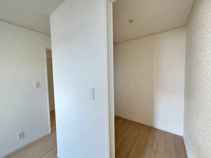 2F 南東洋室(6.5帖)
大容量ウォークインクローゼットで、衣類や季節物もすっきり収納。お部屋を広く使えます。