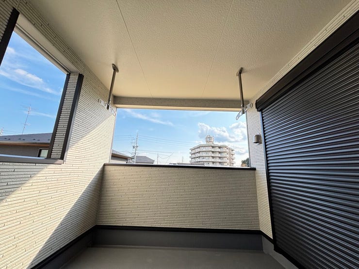 雨や風を気にせず使えるインナーバルコニー。洗濯物干しやくつろぎスペースに最適です。