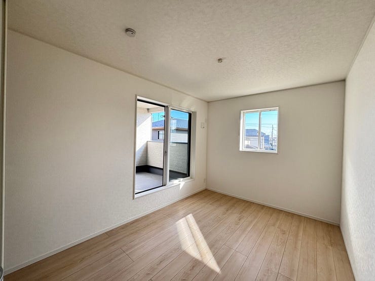 2F 南西洋室(6.5帖)
クローゼット付き洋室で、荷物をすっきり収納。バルコニーへの動線も便利です。