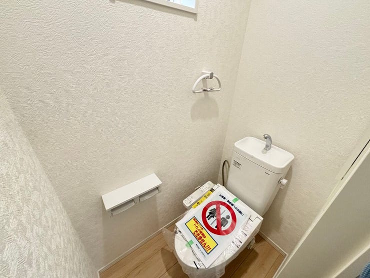 温水洗浄機能付きで、快適性と衛生面に配慮されたトイレです。