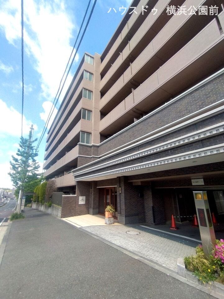 前面道路も十分な広さ。
往来が多くとも混雑は緩和されます。