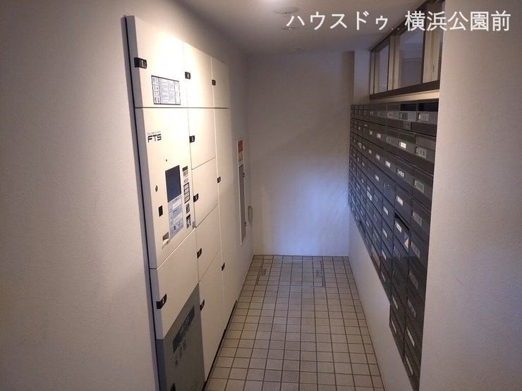 郵便物は集合ポストに。
宅配BOXも設置しています。