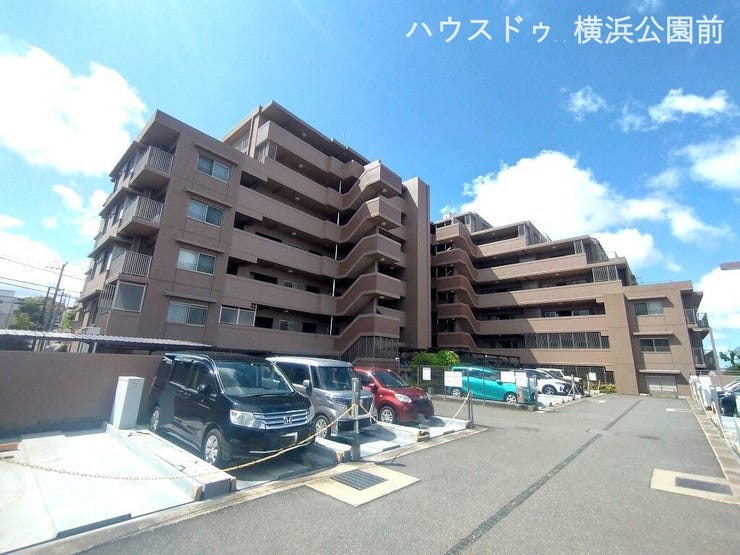マンション敷地内に駐車場がございます。