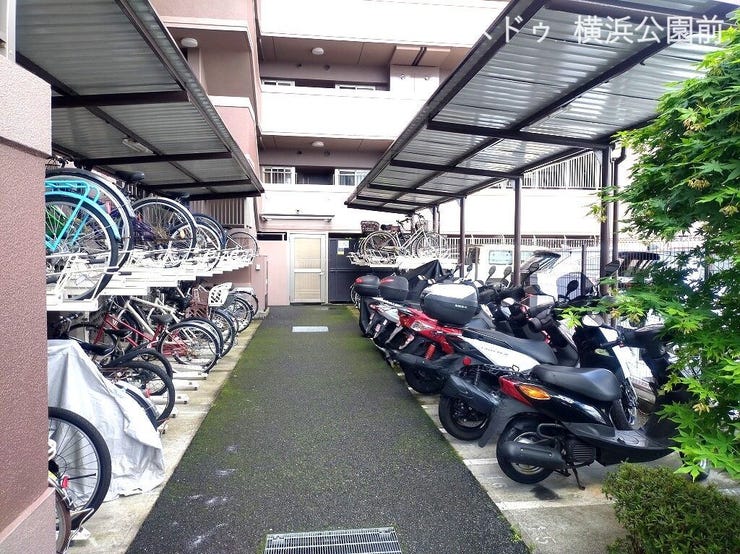 駐輪場・バイク置き場も敷地内に別途確保されています。