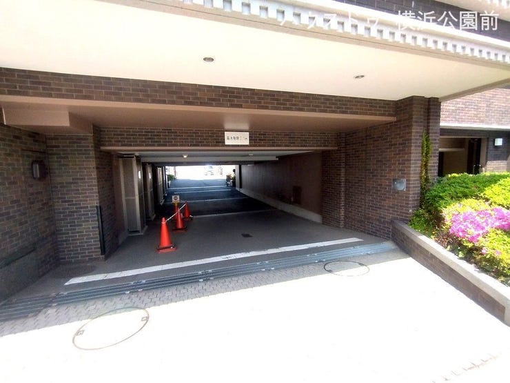 車寄せスペースがあります。
雨の日でも安心して同乗者の乗り降りが可能です。