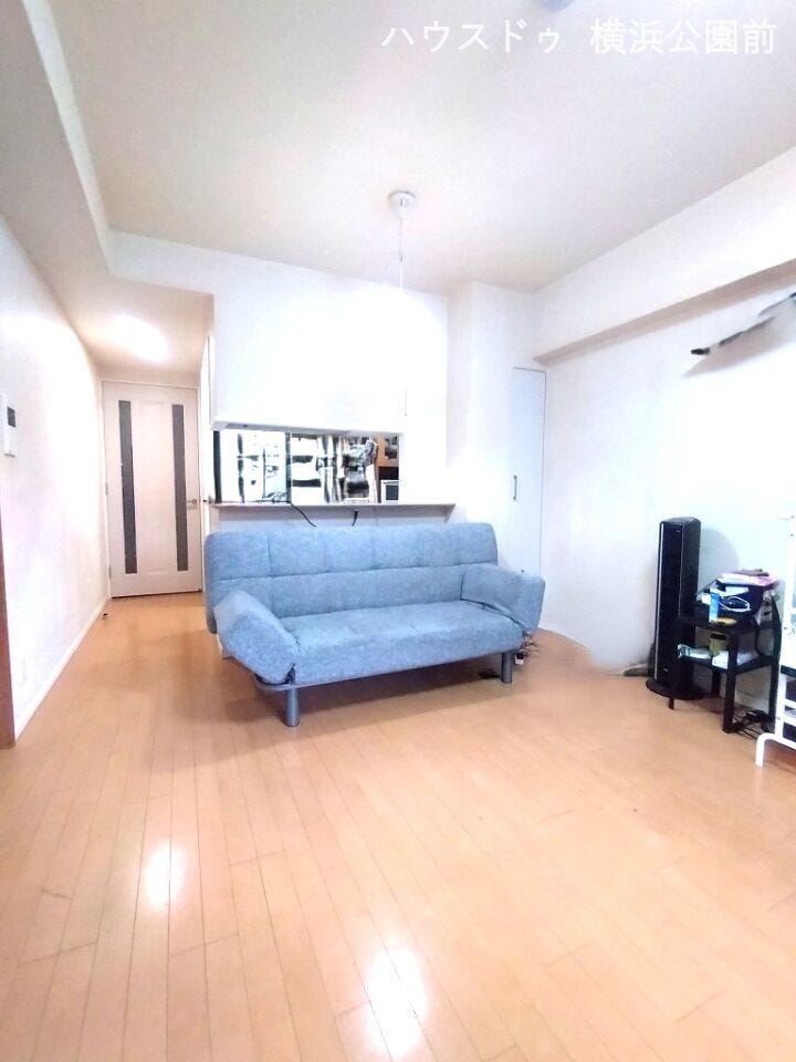 LDKは約13.0帖。
カウンターキッチンからリビングが臨めます。