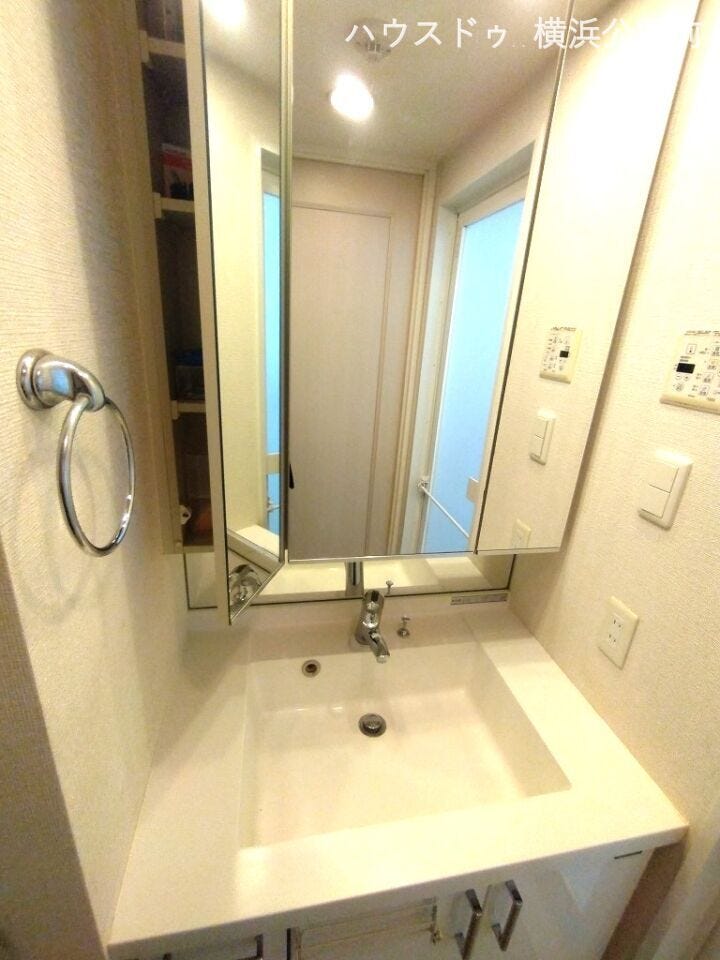 洗面台は三面鏡を搭載、裏は小物入れになっています。