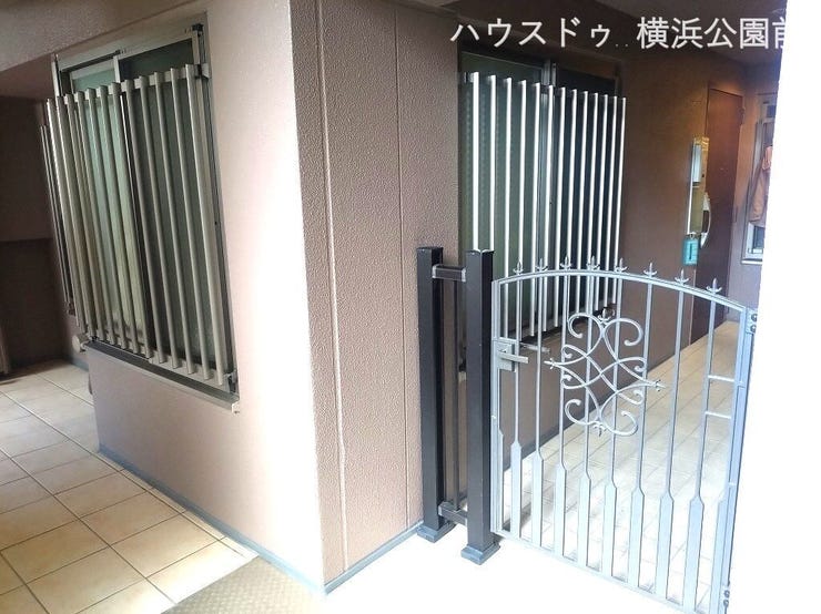 お部屋へはポーチを確保し、柵で仕切られております。