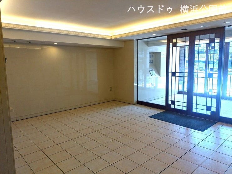 マンションエントランス部分の写真です。