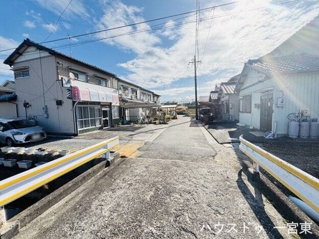 西側南向き
車1台が余裕を持って通れる道幅です。車はスピードを控えるので事故率の軽減や歩行者も安心して通行できます。