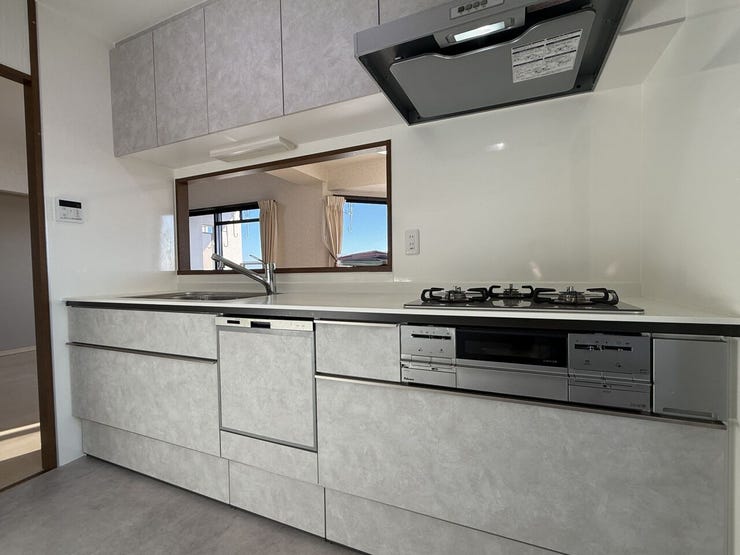 広いシンクなので大きな鍋なども洗うのが楽ですね◎たくさんの収納引き出しと節水できる食器洗浄付き。