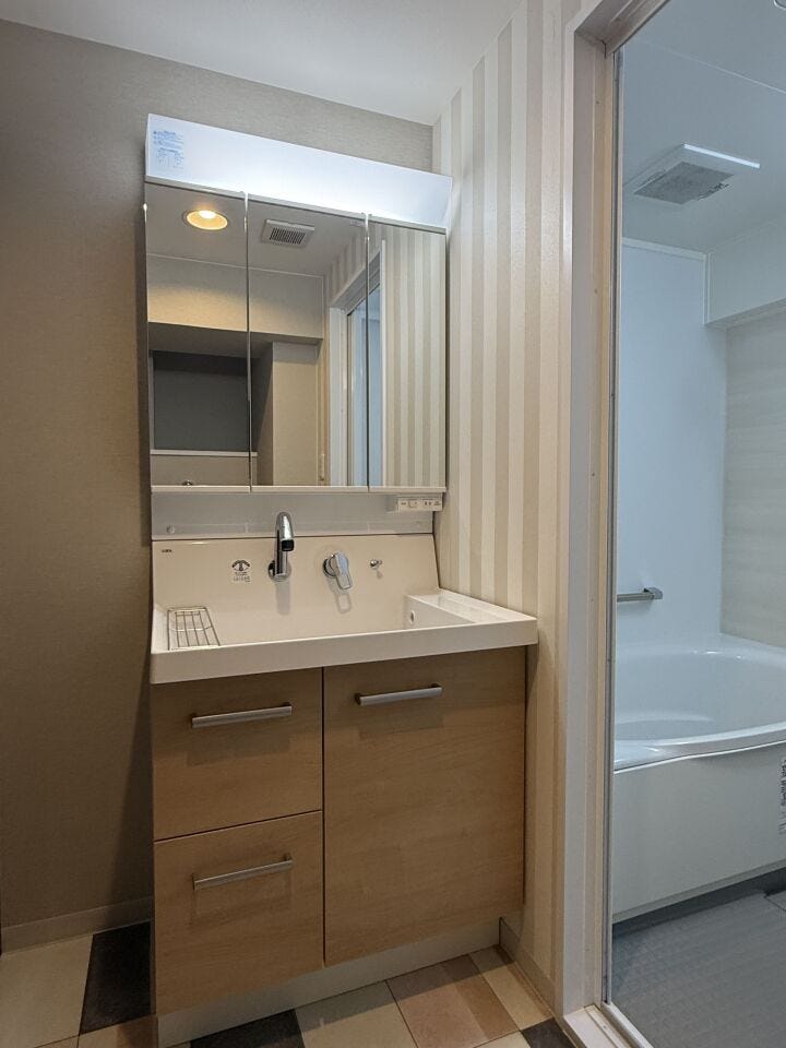 三面鏡付洗面化粧台鏡の中が収納スペースになっているので、散らかりがちな洗面用具もスッキリと収納できます。 (1)