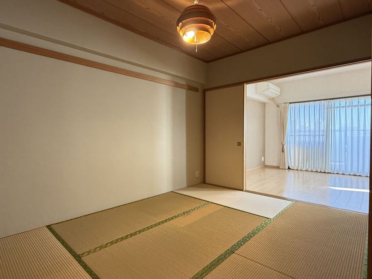 LDK隣接の和室で来客があった時も便利です (1)