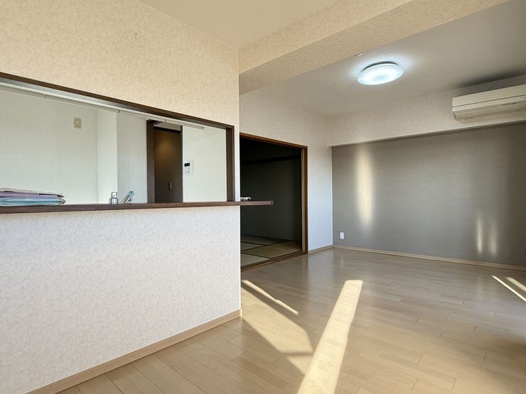 ご家族皆で長い時間を過ごすリビングは一番心地の良いものであって欲しいですね。開放感のある広々としたリビングに光と風を呼び込みます。