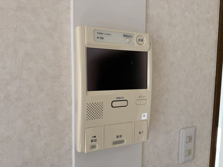 モニター付きインターホンなので、誰が来たのかすぐに確認できます。対面することなく事前に訪問者を確認できるので防犯の面でも安心です