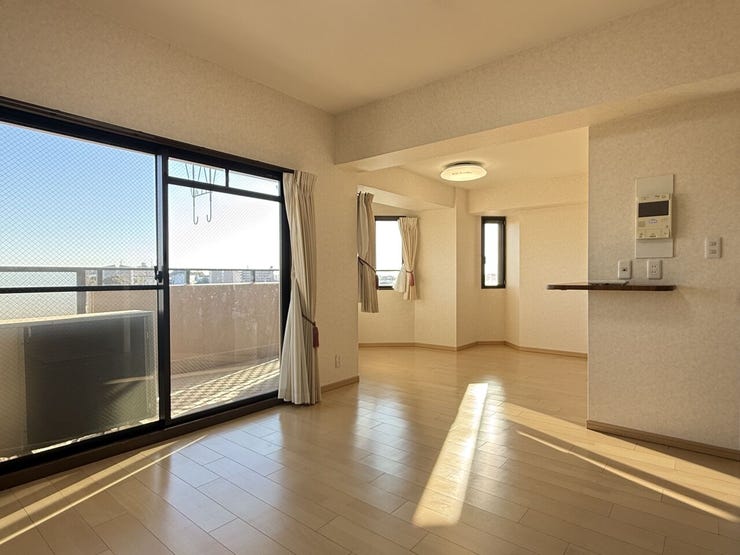 室内にいてもたっぷりの陽光と爽やかな風を感じて頂ける、開放感あふれるリビングです