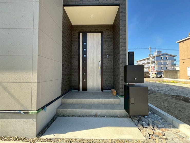 玄関ポーチとポスト、宅配ボックス付き♪