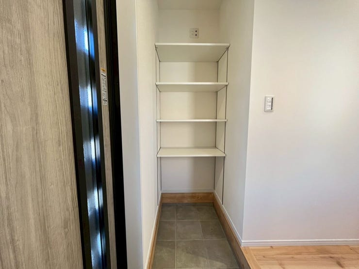 玄関横に収納あります!