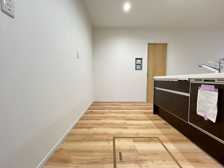 キッチンの幅です。
冷蔵庫や食器棚を置けます♪