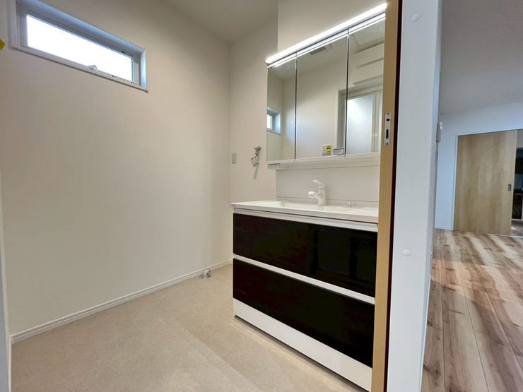 洗面所です。洗面台の横に洗濯機を置けます!