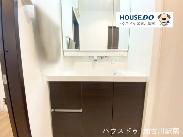 収納たっぷり!シャワー付洗面台です♪