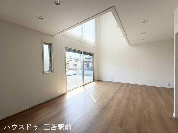 《リビング》
吹抜、大きな掃き出し窓のある開放的なリビング空間。