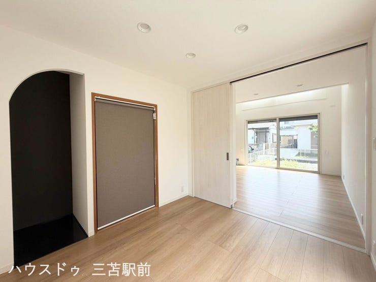 《約4.5帖洋室》
間仕切りが引き戸の為、用途によって開放的にも使用できます!