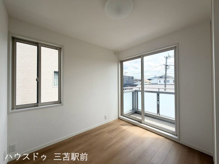 《約5.0帖洋室》
バルコニーへとアクセスできる洋室です!東向で陽当たり良好♪