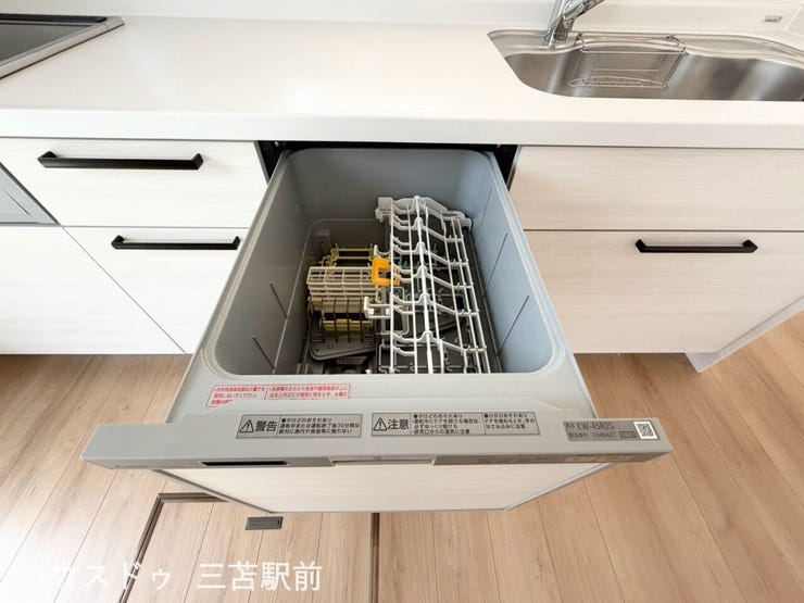 《食器洗浄乾燥機》
毎日の家事の負担を軽減してくれます!