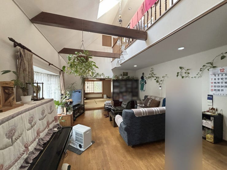 室内(2026年2月)撮影
◎現地案内予約受付中!◎
吹抜からたっぷりと光が降り注ぐ、明るく開放感があるリビングです♪