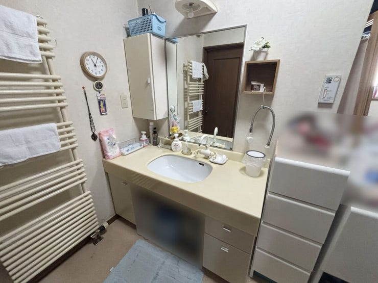 室内(2026年2月)撮影
◎現地案内予約受付中!◎
椅子を置けば座りながら身支度ができる洗面化粧台!天板はドライヤーや化粧品置場として使えて便利です◎