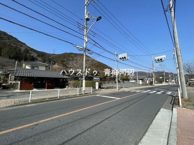 【西側 前面道路】幅員約7m以上の前面道路です。車の出し入れもしやすく、また配達などの車が停まっていても通行出来る道幅となっています。