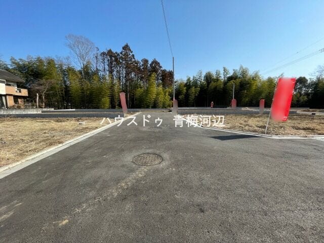 【北側 前面道路】幅員約6mの前面道路です。車がすれ違うのに十分な道幅です。車が2台と通行人も通れる幅となっています。