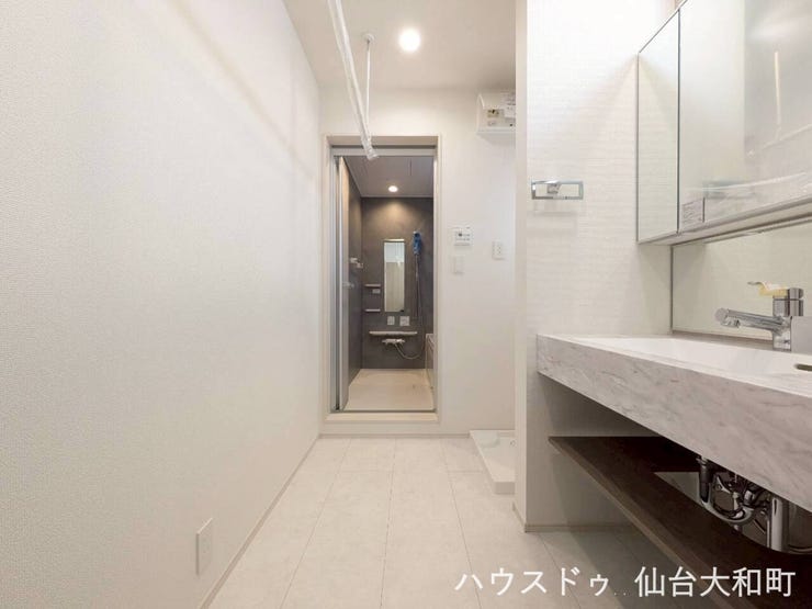 ホテルライクを思わせる洗面脱衣室+*天井には物干しラックつきで、ランドリースペースとして活用できます