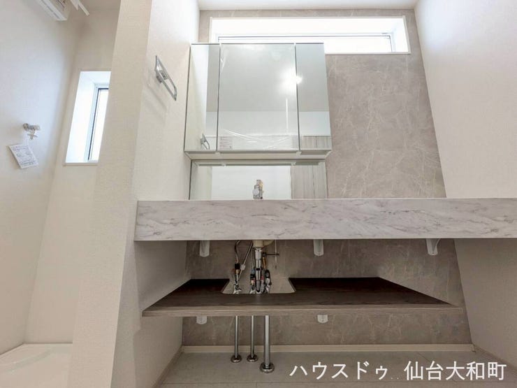 洗練されたデザイン×清潔感を保ちやすいフルフラットカウンターの洗面台+*