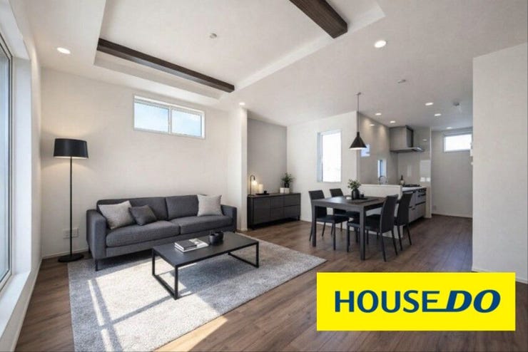 折上天井で解放感がプラスされたリビング+*(配置の家具や一部照明は、CG加工によるイメージです)