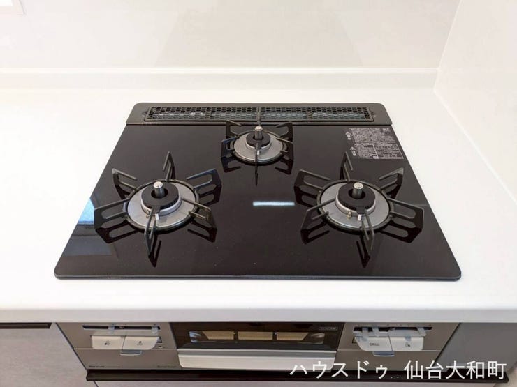 ガスコンロは火力の強さが人気です+*3口タイプなら同時調理でで家事効率もアップ